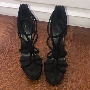 BLACK STRAPPY WTH PLATFORM HEELS